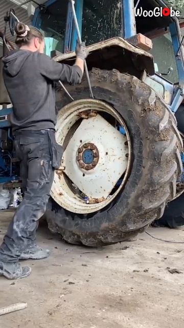 Fastest tractor tyre changing skills смотреть онлайн