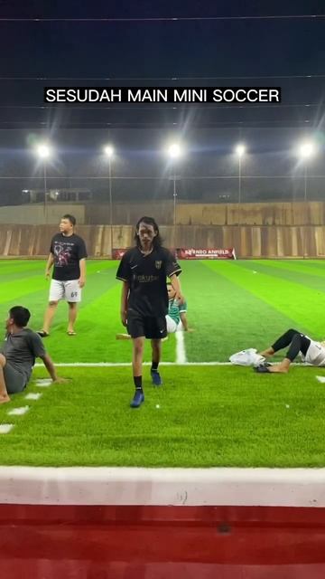 KALAU MINI SOCCER DI EROPA LAPANGANNYA ADA KARET HITAMNYA JUGA ENGGA YA??? смотреть онлайн