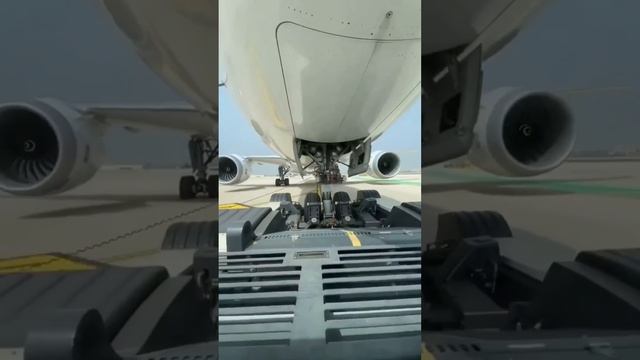 Towbarless Pushback Tugs смотреть онлайн