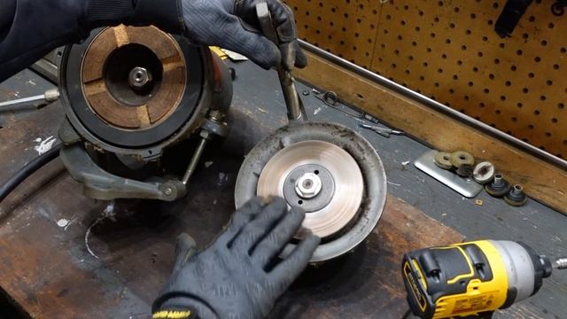 Industrial Sewing Machine clutch motor cleaning to properly engage the drive pulley. смотреть онлайн