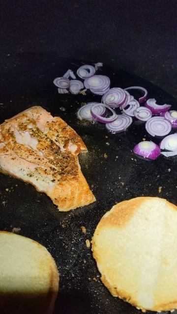 Salmon burger on fire🔥🔥🔥. #bbq #grill #barbecue #campfire #camping #salmon #burger смотреть онлайн