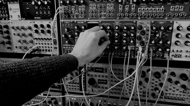 Ellende: The man who asks questions on Friday is buried on Saturday. (modular synth) смотреть онлайн