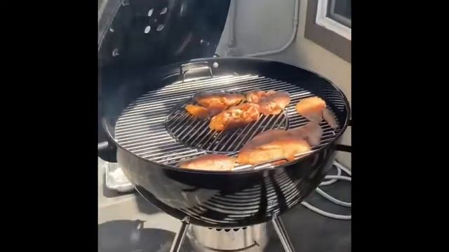 Weber 22 MASTER TOUCH Charcoal grill смотреть онлайн