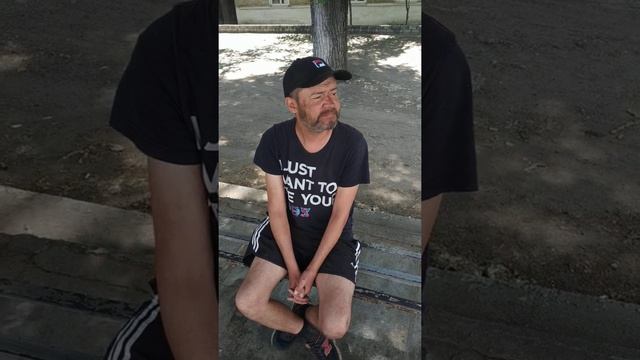 Саня "Малый" решил бросить пить, хотя вчера и сегодня говорил, что никогда уже не бросит смотреть онлайн