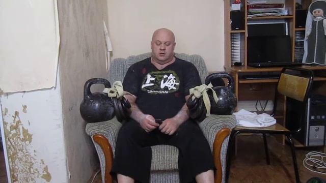 Жим двух гирь по 49кг сидя на 32 раза за 10 минут (на видео вошло 29 раз) смотреть онлайн