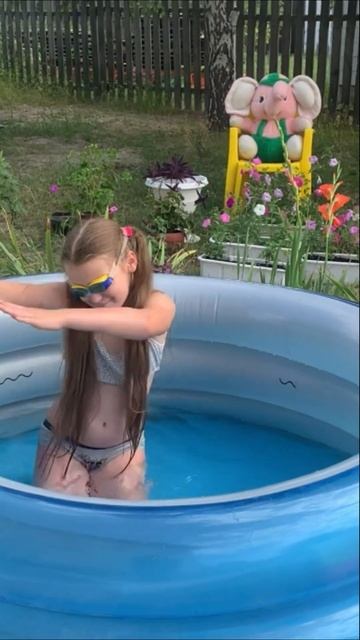 Ігри у басейні: купаюся і веселюся/Як провести час дитині на дачі #shorts #драконлетитьзавждивперед смотреть онлайн