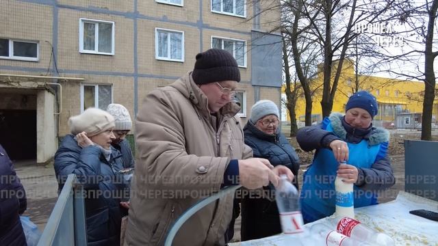 РАЗДАЛИ 300 ЛИТРОВ МОЛОКА И МНОГО ДРУГИХ ПРОДУКТОВ. РАЗДАЧА ПОД ОБСТРЕЛАМИ . смотреть онлайн