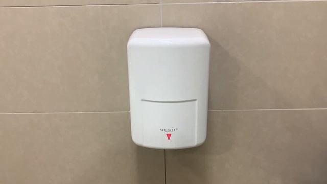 Lovair Air Fury C1 At Lidl, Northfleet, UK 🚻♿️ смотреть онлайн