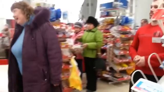 Сумашедшая бабка в магазине смотреть онлайн