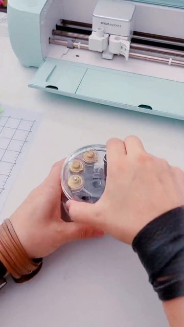 Make holographic magnets! Use the print then cut feature in CDS then follow these steps! #cricutmad смотреть онлайн