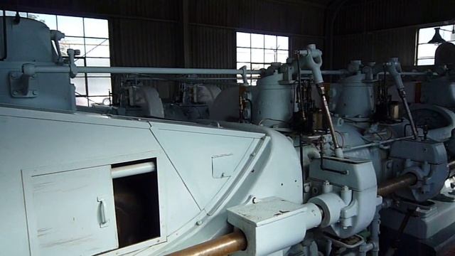 Natural Gas Compressor Transmission Engine - View 03 - Compressor End - Side смотреть онлайн