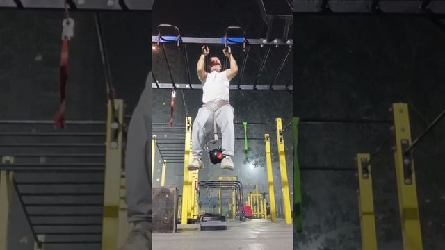 62 года ! 11 подтягиваний с 16 кг гирей. Подтягивания Pull-ups with additional weight on the bar смотреть онлайн