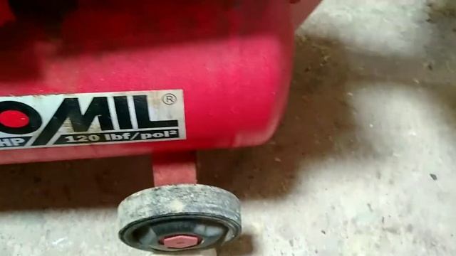 Trocando o óleo do compressor motomil 24 litros. смотреть онлайн