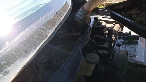 Чистка дренажа под жабо. Киа Рио 3. Хендай Солярис.