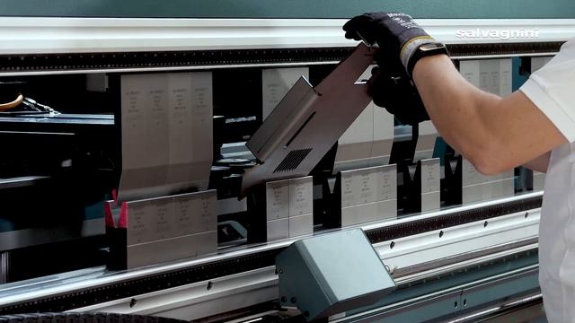 Salvagnini bending: B3.AU-TO press brake bends a mild steel polygonal part 4 mm thick смотреть онлайн