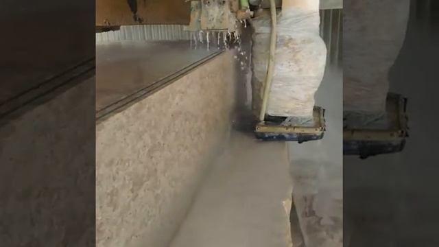 Процесс распиловки блока камня на плиты необходимого размера смотреть онлайн