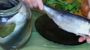 Селедка в банке. Слабосоленая с пряным ароматом. Засолка селедки в домашних условиях.