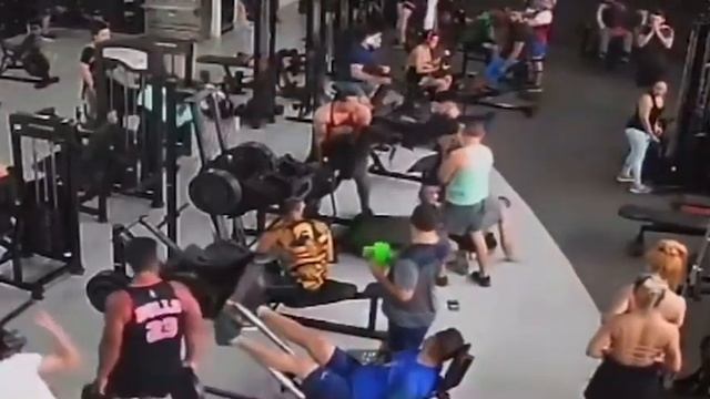 Frightening moment weight machine collapses on man in a gym смотреть онлайн