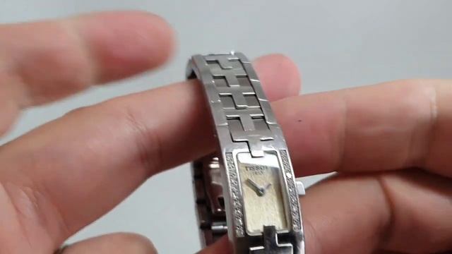 c2006 Ladies Tissot T bracelet watch with 20 diamonds. Model reference T822 T50.1.385.30 смотреть онлайн