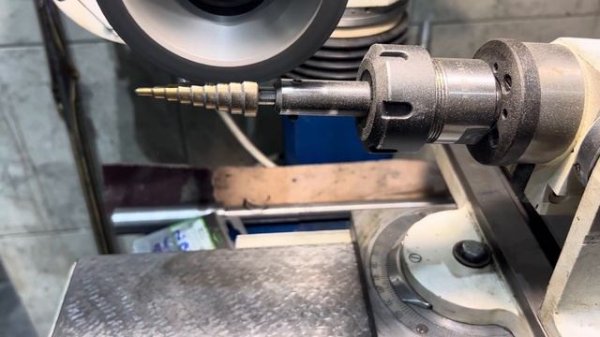 Заточной станок ВЗ -319 . Заточка ступенчатого сверла / морковка/ конечно китайская