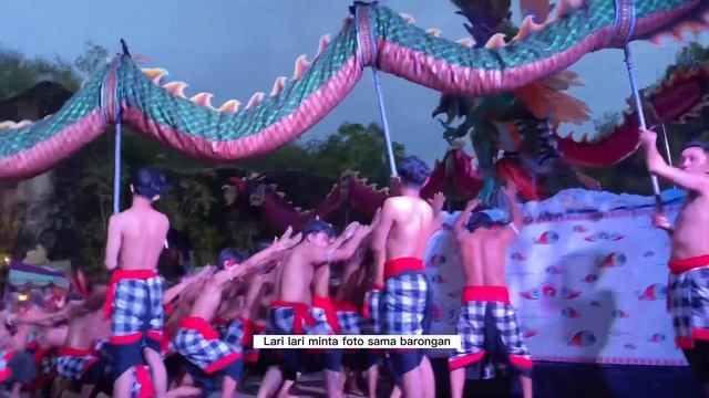 LARI LARI MINTA FOTO SAMA PEMAIAN BARONGAN & PENARI KECAK смотреть онлайн