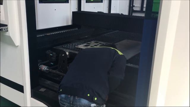 Full cover 1000w cnc fiber laser cutter with Raycus Source Prima смотреть онлайн