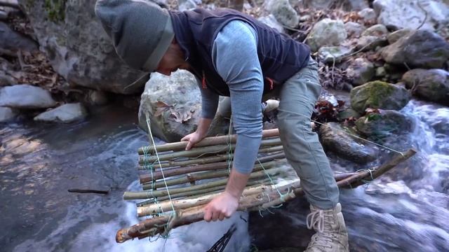 DOĞADA İLKEL YÖNTEMLERLE BALIK AVLADIM!! (EFSANE VİDEO) смотреть онлайн