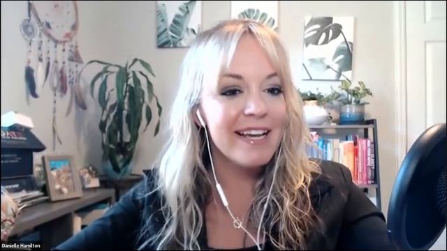 The Thyroid, Insulin & Weight Connection with Dr. Amie Hornaman | Episode 114 смотреть онлайн