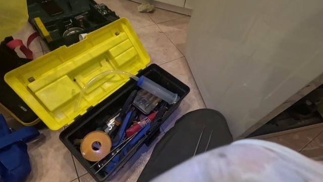 Стиральная машина AEG 30 лет, технологий которых уже нет. Бесконечно заливает.