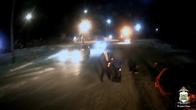 В ХМАО мужчину наградили за спасение таксиста, которого пытался зарезать пассажир смотреть онлайн