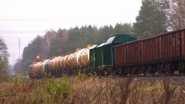 2М62к-0490 с грузовым поездом / 2M62K-0490 with a freight train смотреть онлайн