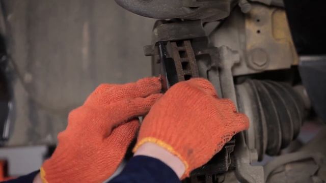 Jak wymienić przednie klocki hamulcowe w VOLVO S60 TUTORIAL | AUTODOC смотреть онлайн