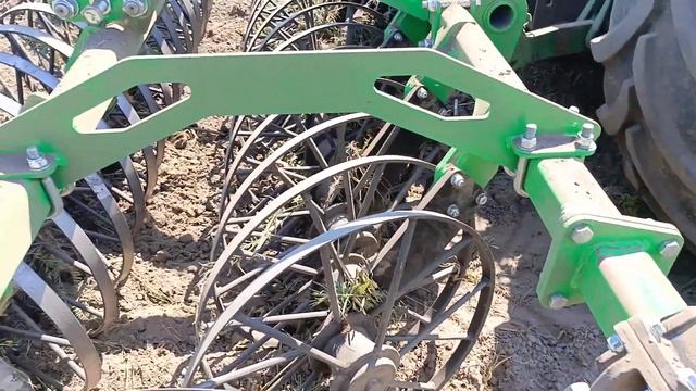 Колісниця (Велес-Агро) по весняній дисковці, по підгорнутій 🌽 по камінню, по стоячій 🌽 зробили 20га смотреть онлайн