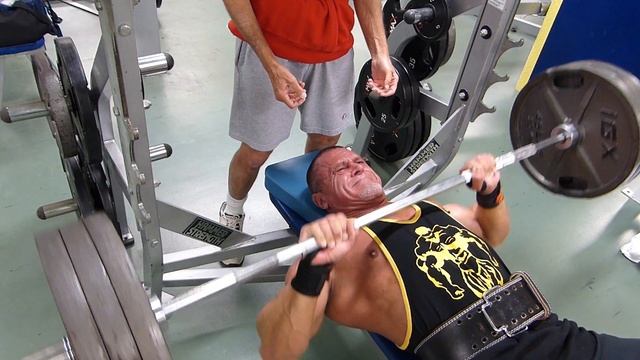 CGBP 315 x 5 reps. First free weight use in 2 years. So much for machines make you weak. смотреть онлайн