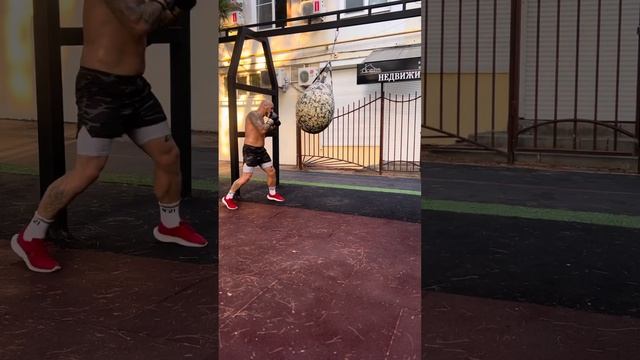 Тренировка уличного бойца на море смотреть онлайн