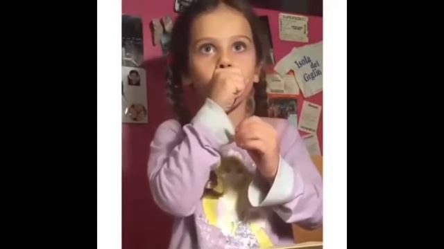 Девочка показывает фокус с салфетками смотреть онлайн