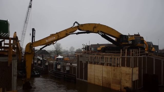 Caterpillar 5110B excavator with 33 meter triple boom and Dehaco DSG 13000 demolition grab смотреть онлайн