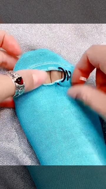 Sew a tear in a sock with a needle and thread смотреть онлайн