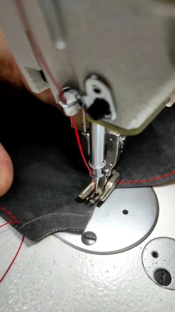 Процесс перетяжки руля, делаем строчку 😎 (pereshivautosalona.ru) смотреть онлайн