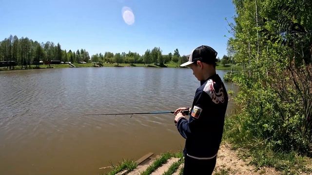 КАК НАУЧИТЬ ДЕТЕЙ ЛОВИТЬ РЫБУ !!! смотреть онлайн