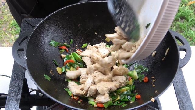 Pikante thailändische Hähnchen Kokos Suppe смотреть онлайн