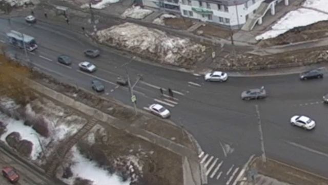 От машины отцепился прицеп и протаранил легковушку у «Европы» смотреть онлайн