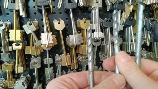 Необычный реечный замок.