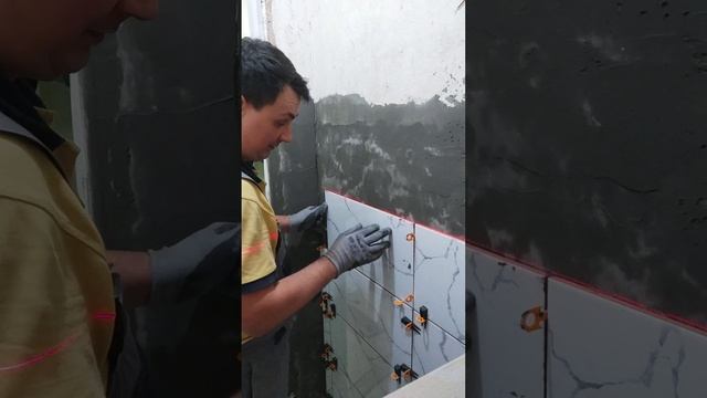 КАК КЛЕИТСЯ ПЛИТКА В РЕАЛЬНОСТИ. РЕМОНТ ВАННОЙ КОМНАТЫ ПОД КЛЮЧ своими руками. смотреть онлайн