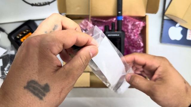 Motorola R7 UHF Unboxing.