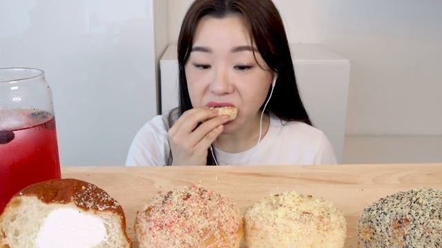 ASMR Cream Bread Mukbang 카스테라 흑임자 딸기 크림빵 먹방 🍰 홈플러스 몽블랑제 쿨크림번 생크림 모카번 Cream Puff Bun Mocha Chocolat смотреть онлайн
