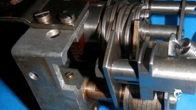 Keller Nähmaschine auf der Werkbank смотреть онлайн