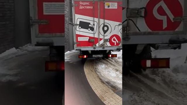 Газель едет по тротуару от Яндекс Лавки. ЖК Символ. смотреть онлайн