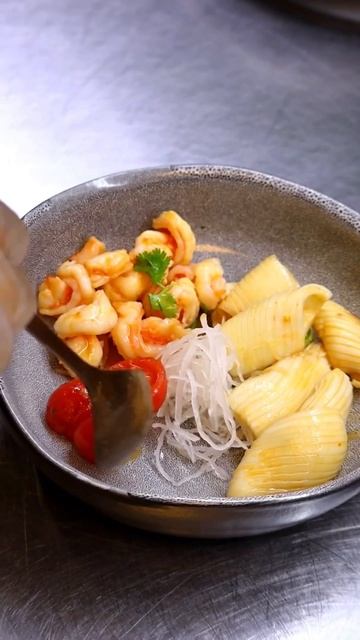 Готовим перуанское блюдо севиче из ошпаренных креветок и кальмаров, с пряным соусом. #азия #еда смотреть онлайн