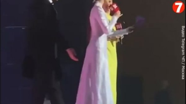 Филипп Киркоров ущипнул Ольгу Бузову за мягкое место.